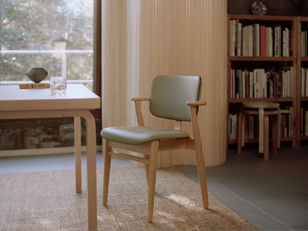 Artek DOMUS -tuoli, nahkaverhoiltu
