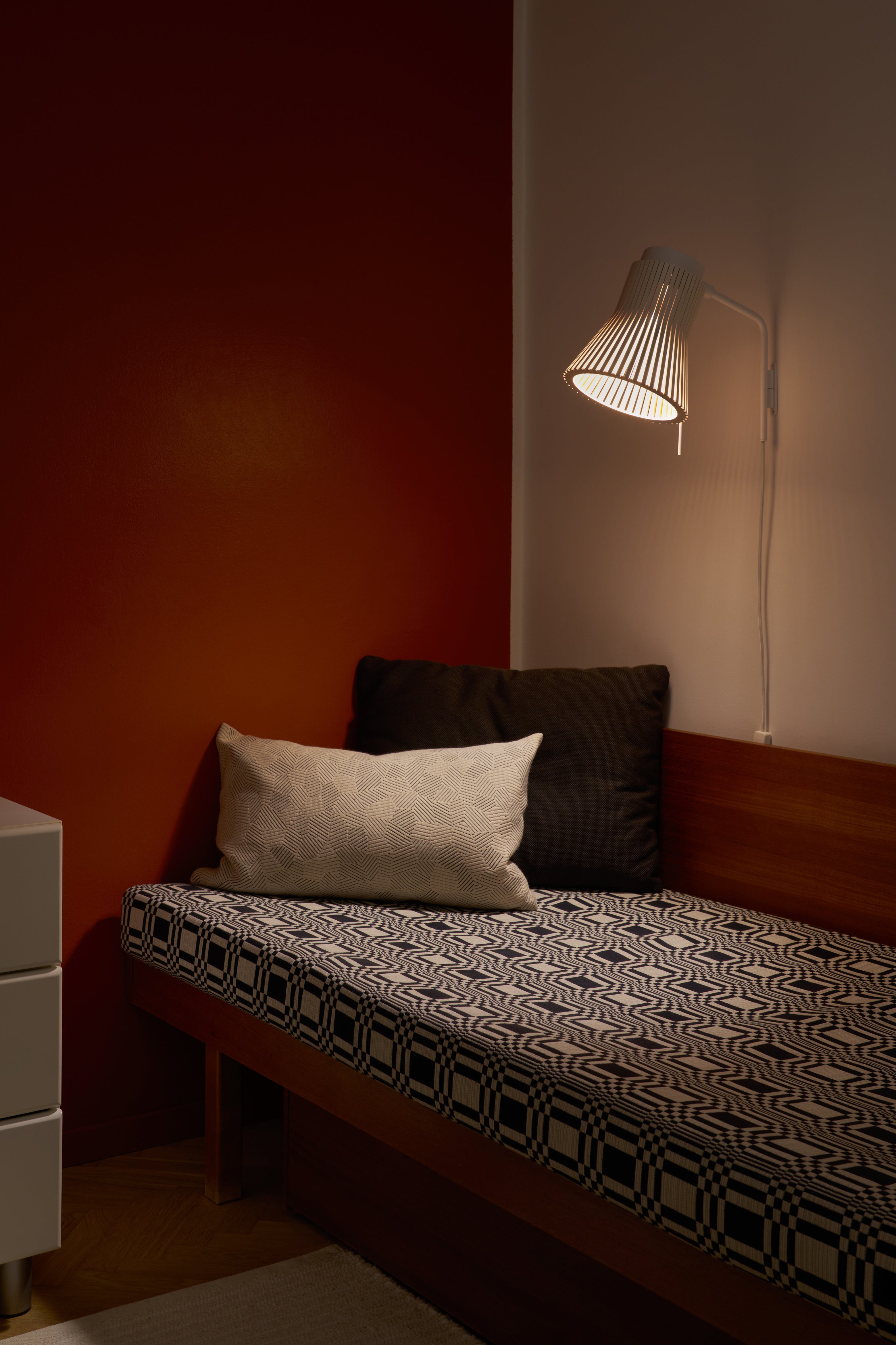 Secto PETITE 4630 -seinävalaisin