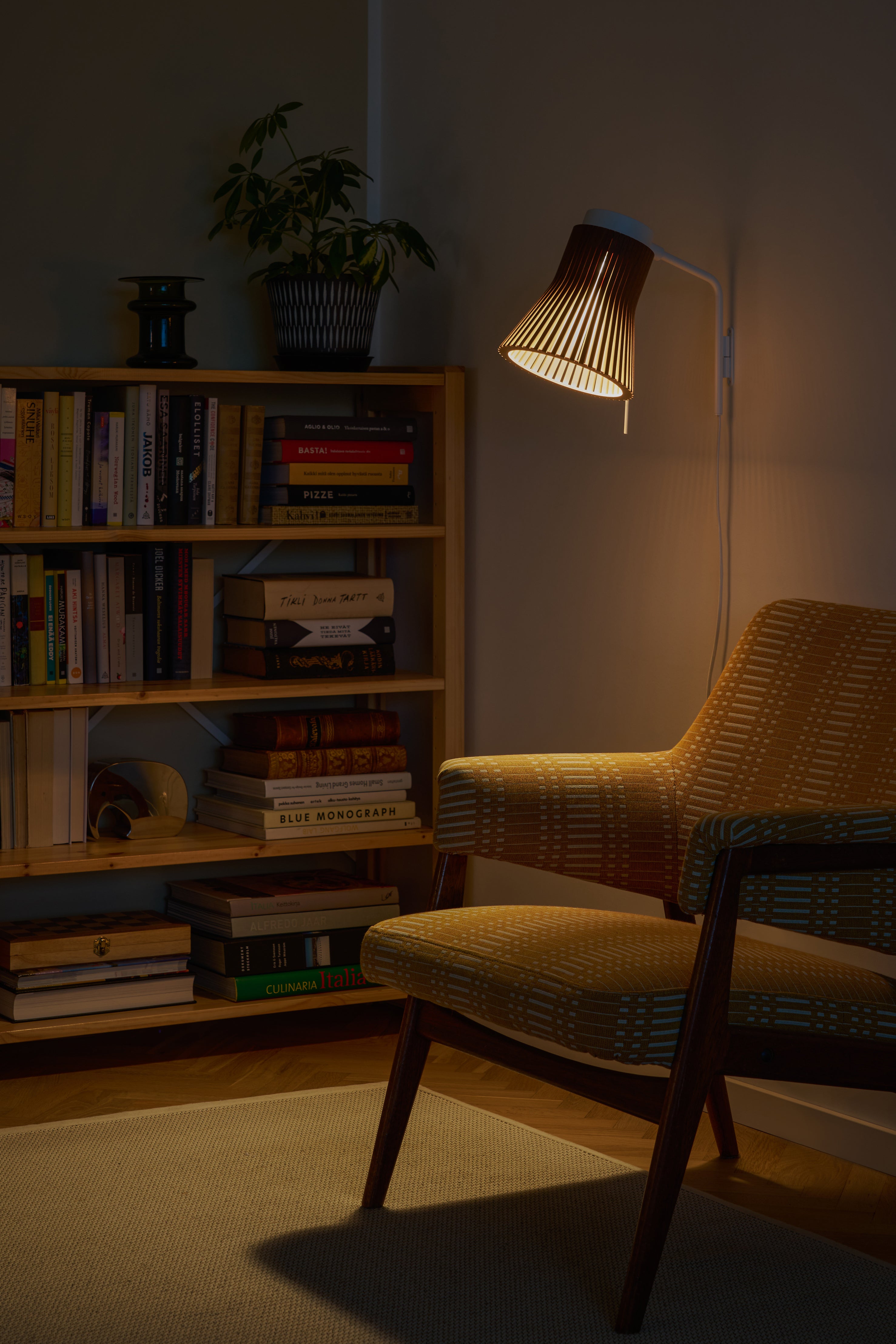 Secto PETITE 4630 -seinävalaisin