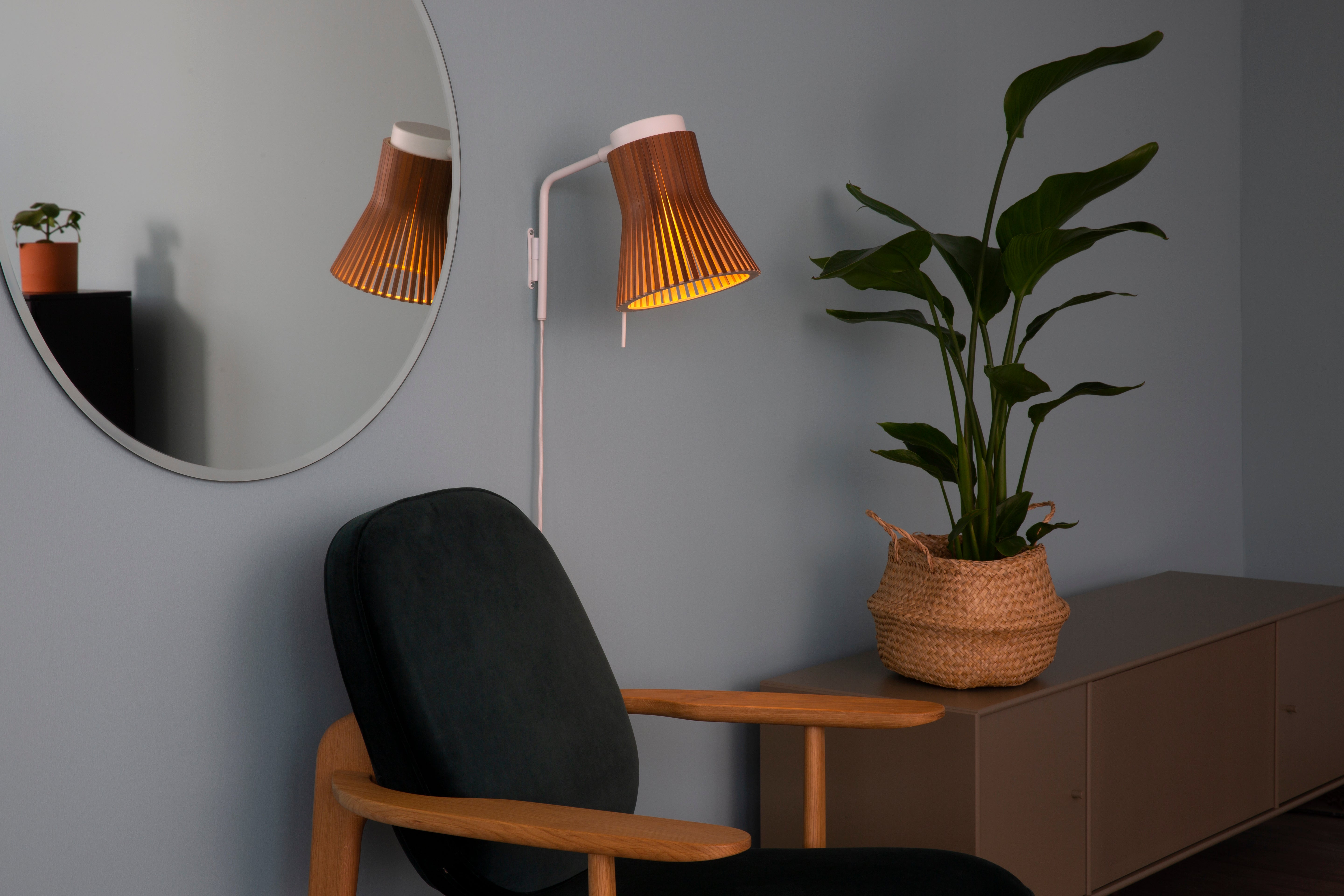 Secto PETITE 4630 -seinävalaisin