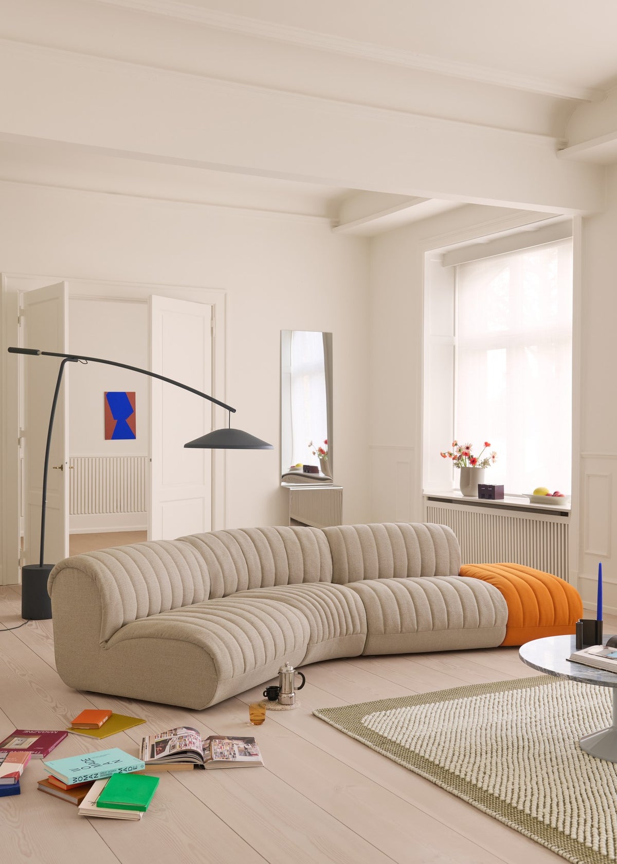 Muuto CONTRA -lattiavalaisin