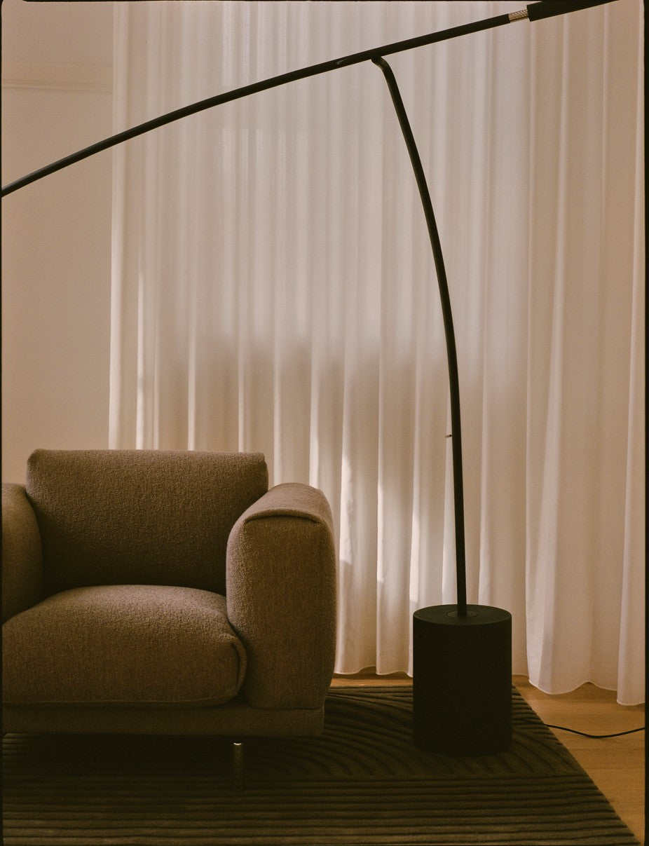 Muuto CONTRA -lattiavalaisin