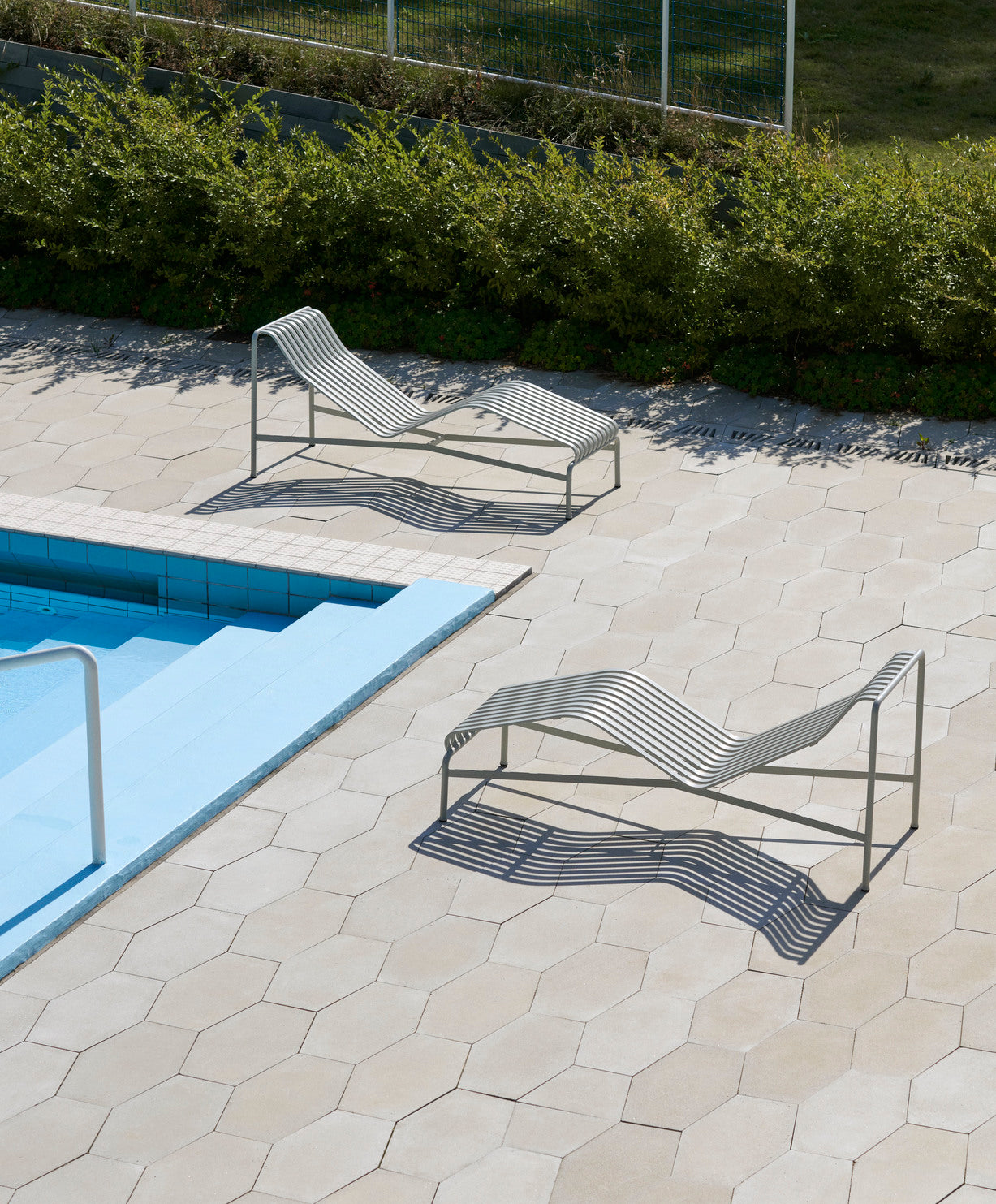 Hay PALISSADE CHAISE LOUNGE -lepotuoli, sky grey, myymälämalli