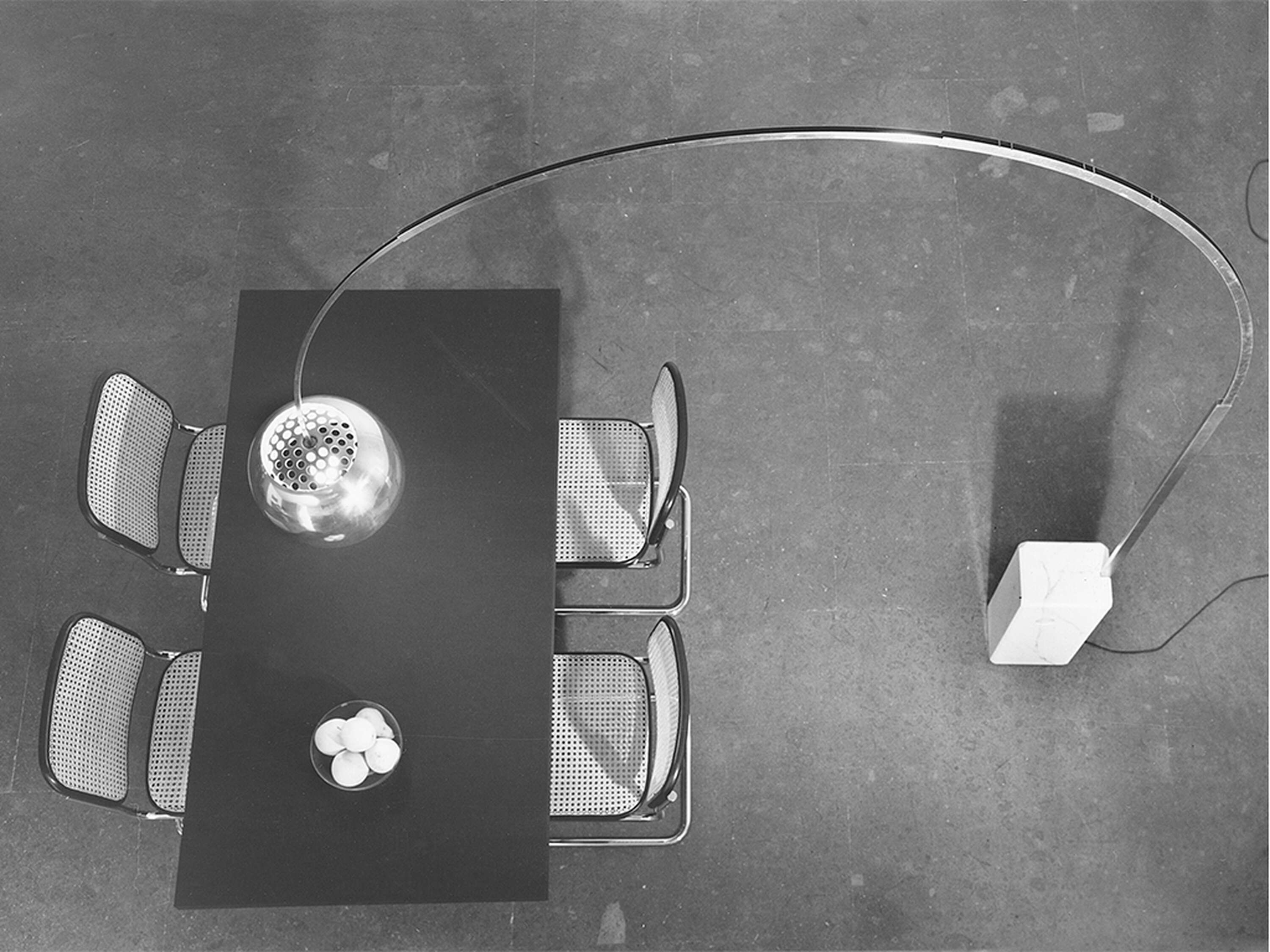 Flos ARCO LED -lattiavalaisin