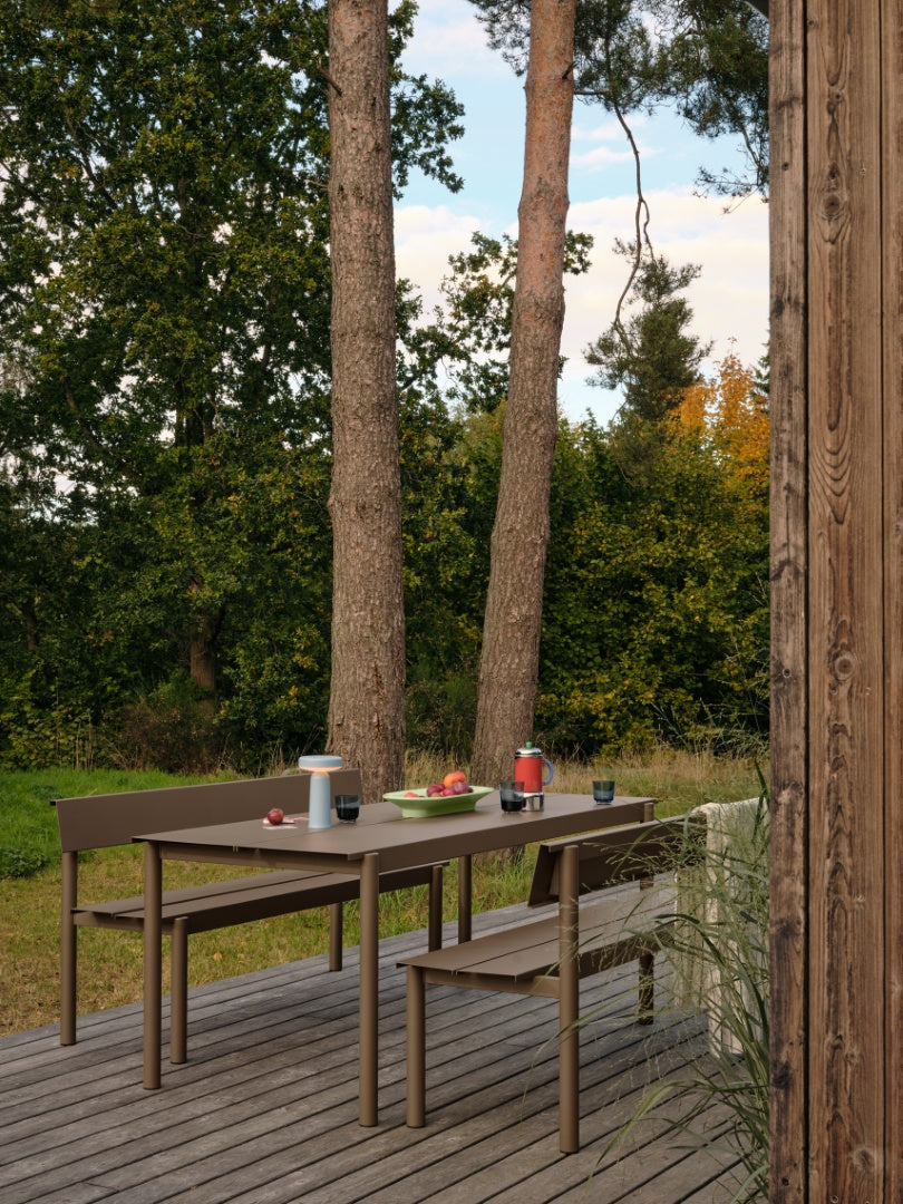 Muuto LINEAR STEEL -penkki selkänojalla
