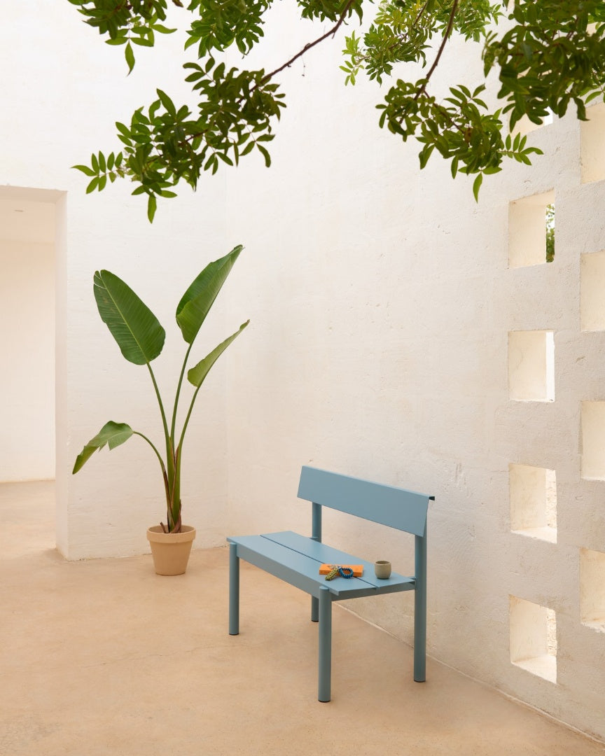 Muuto LINEAR STEEL -penkki selkänojalla