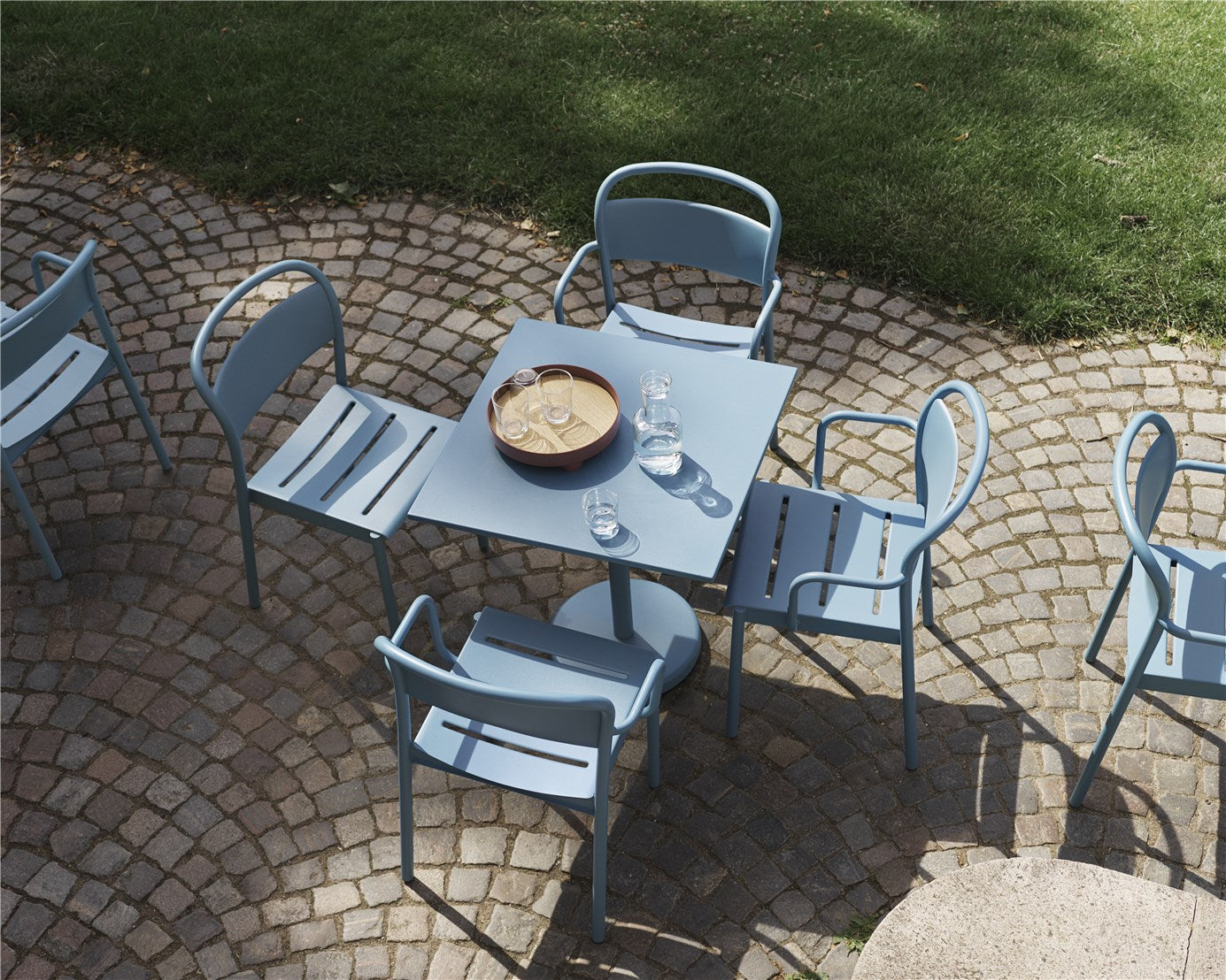 Muuto LINEAR STEEL CAFE TABLE -pöytä, neliö