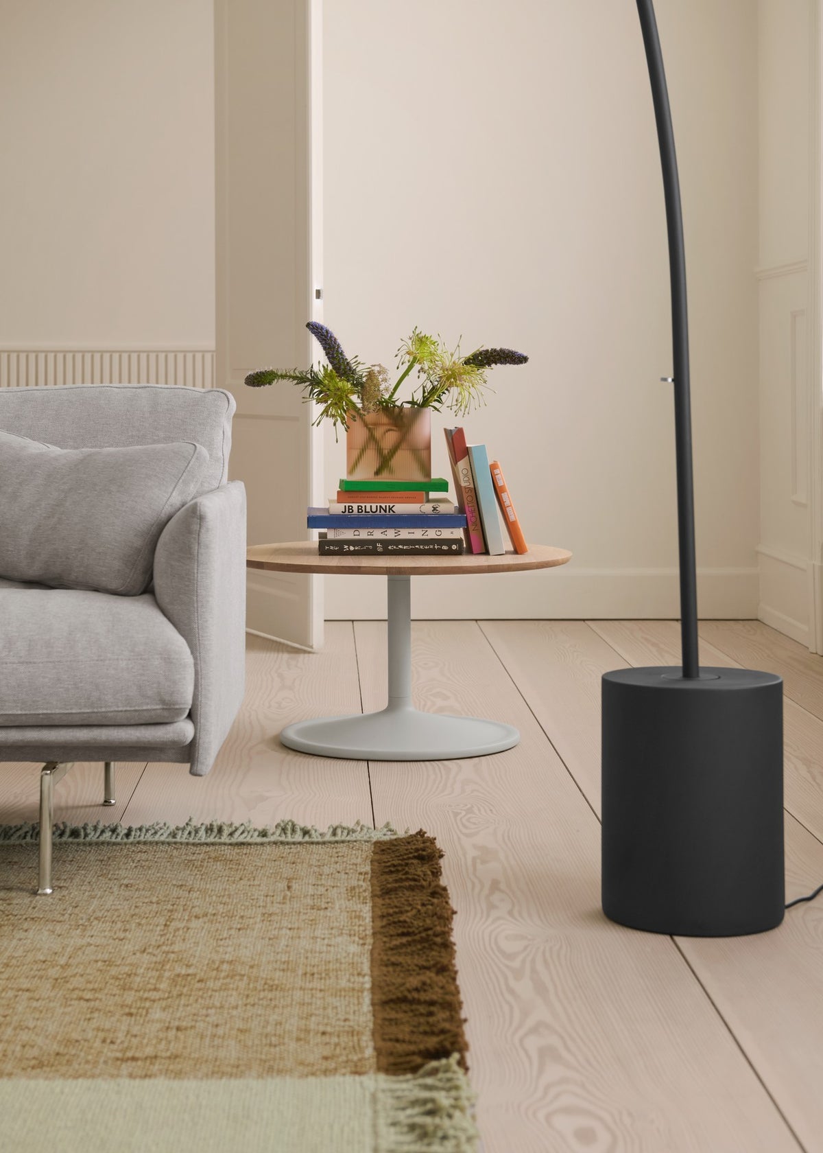 Muuto CONTRA -lattiavalaisin