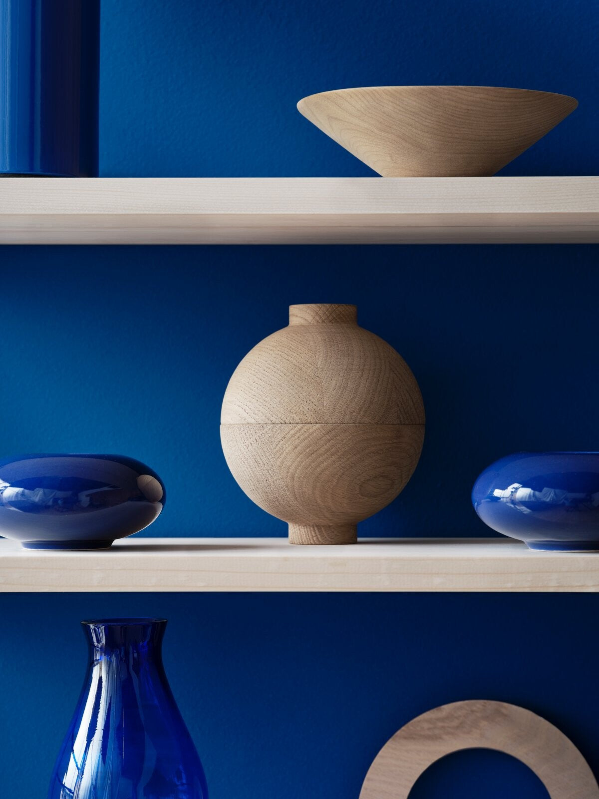 String 1949-2024 -hylly