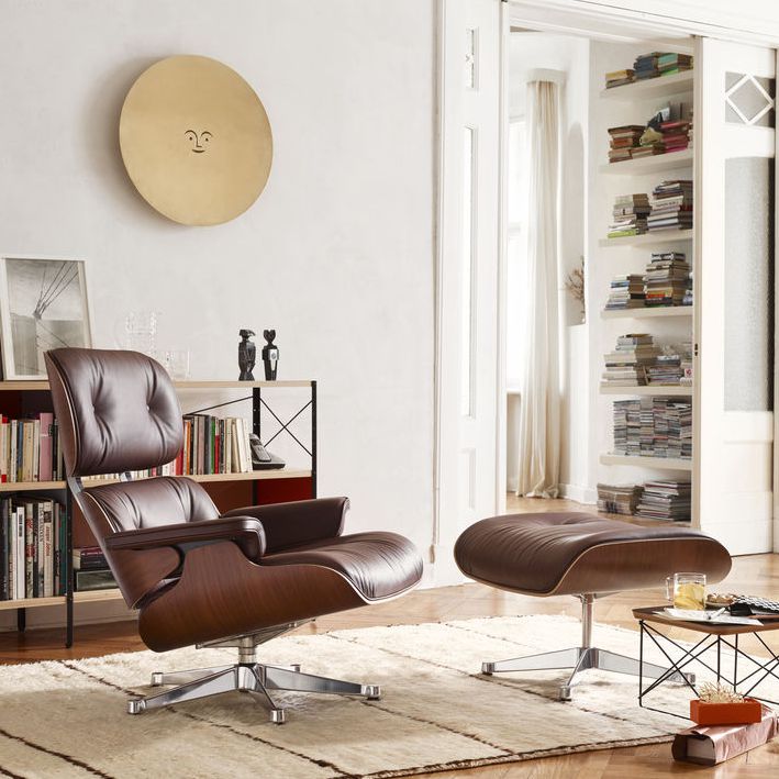 Vitra EAMES LOUNGE -nojatuoli ja OTTOMAN -rahi, palisander