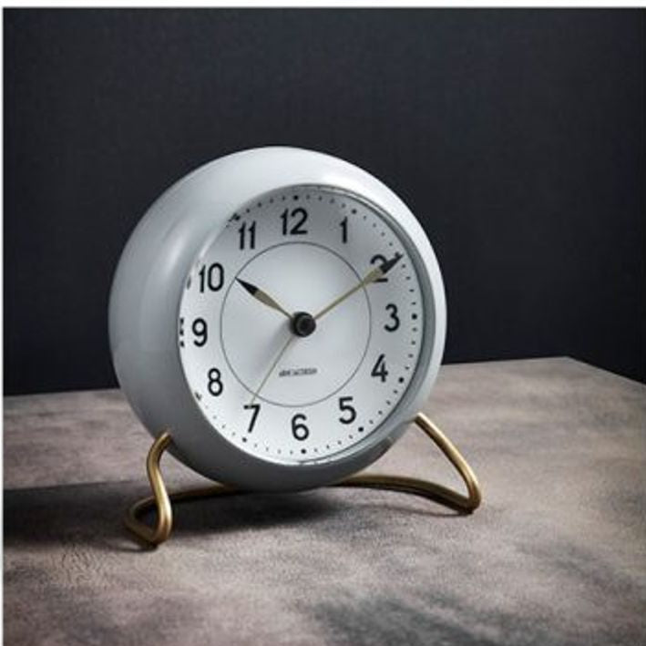 Arne Jacobsen STATION -pöytäkello