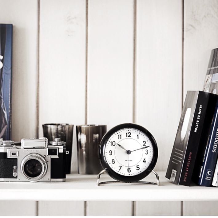 Arne Jacobsen STATION -pöytäkello