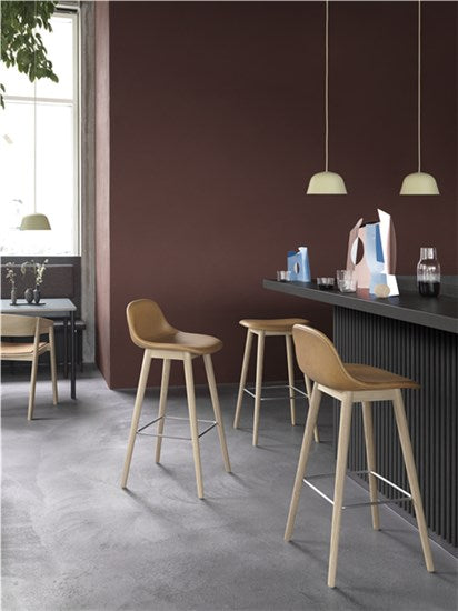 Muuto FIBER -baarituoli woodbase