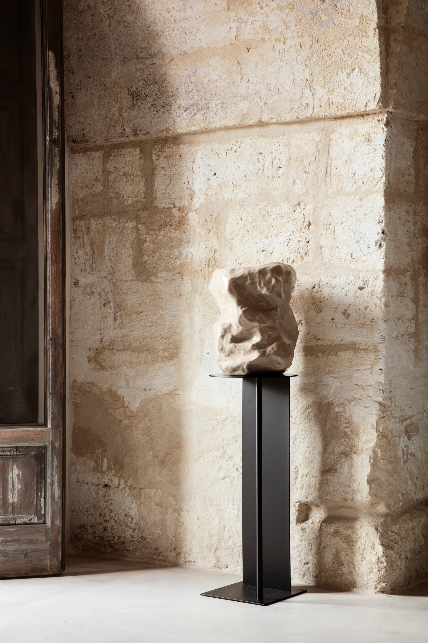 Ferm Living PLACE PEDESTAL -korkea sivupöytä
