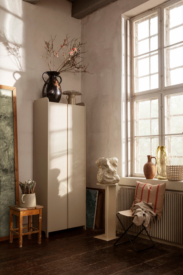 Ferm Living PLACE PEDESTAL -korkea sivupöytä