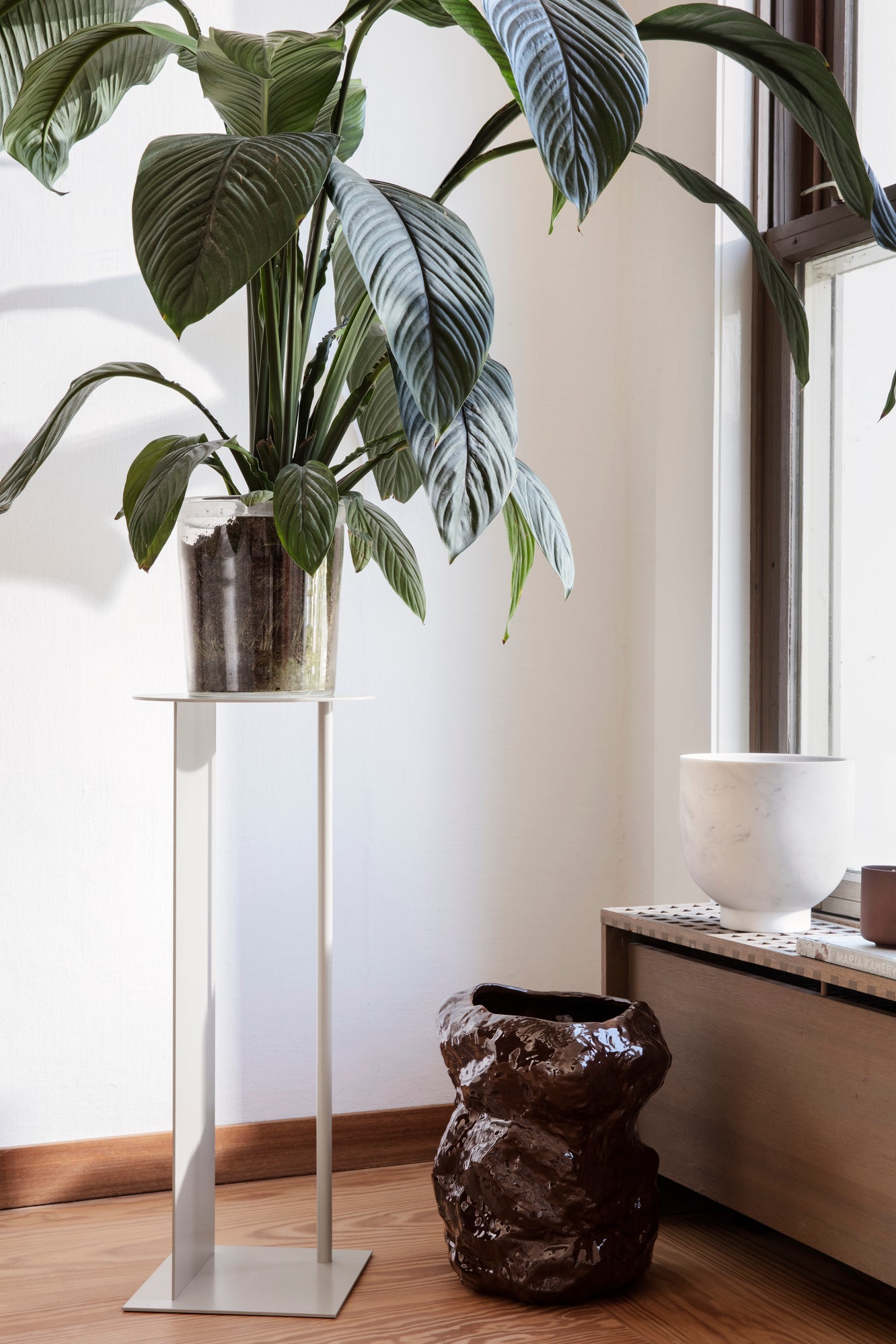 Ferm Living PLACE PEDESTAL -korkea sivupöytä