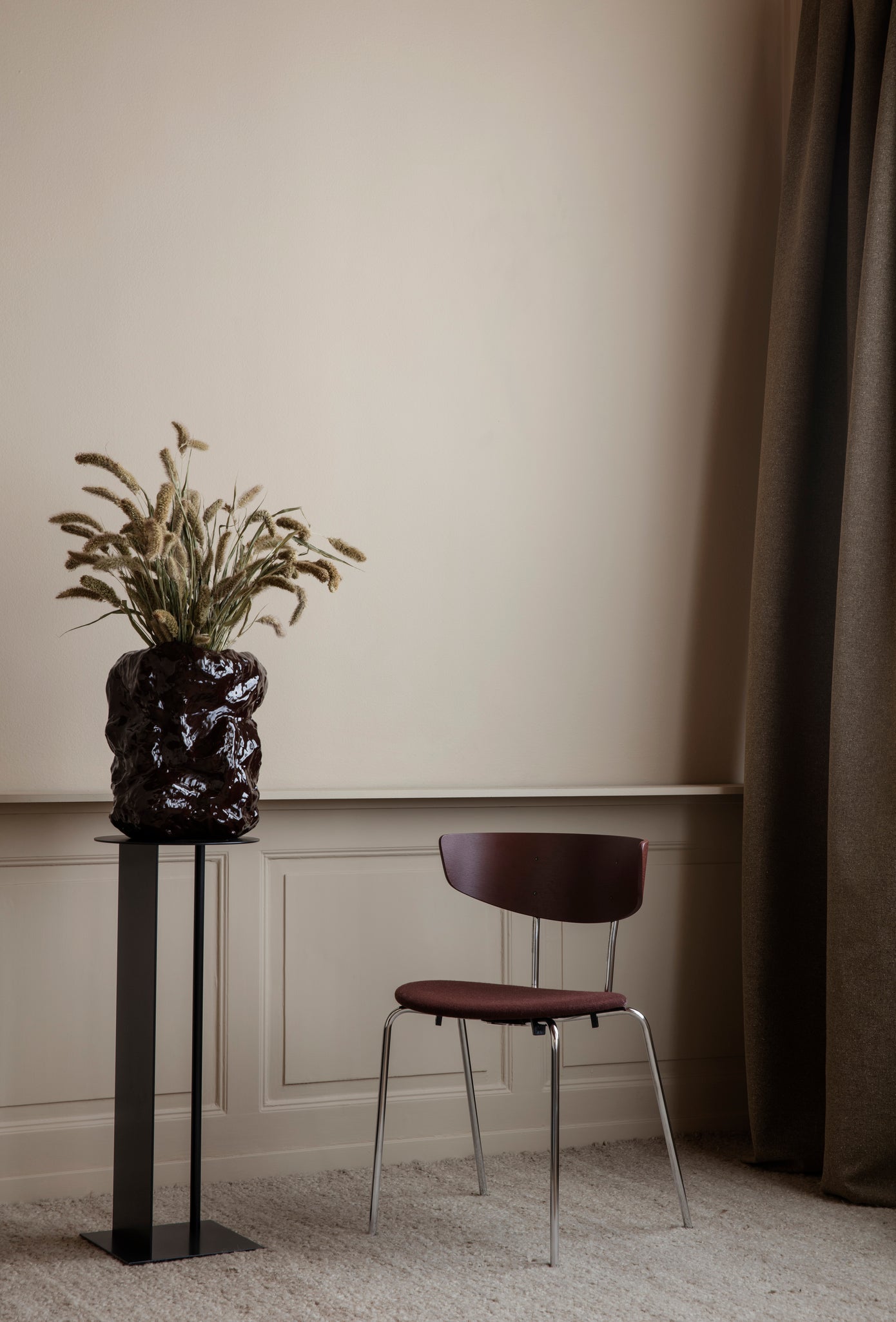 Ferm Living PLACE PEDESTAL -korkea sivupöytä