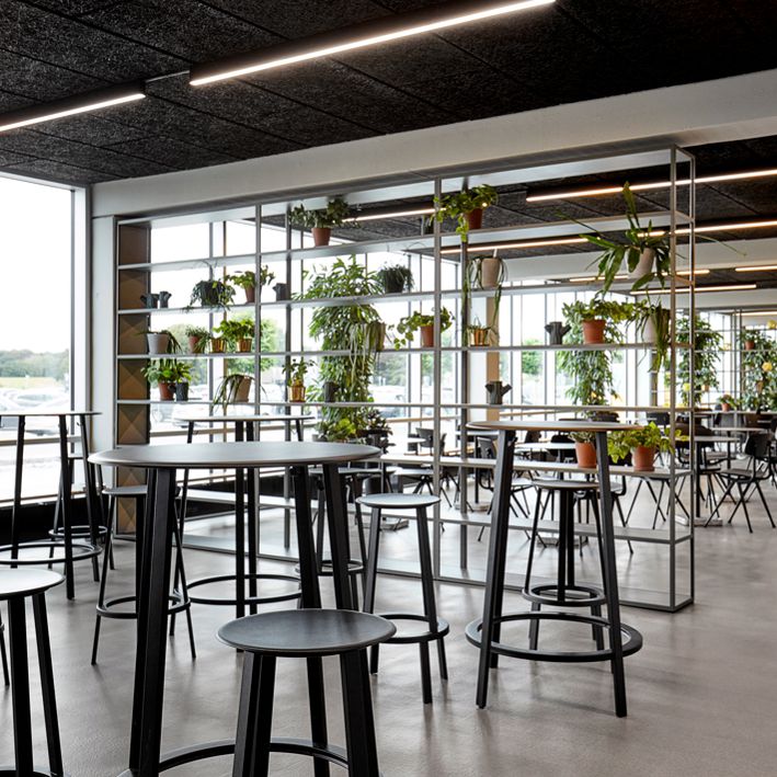 Hay REVOLVER -baaripöytä