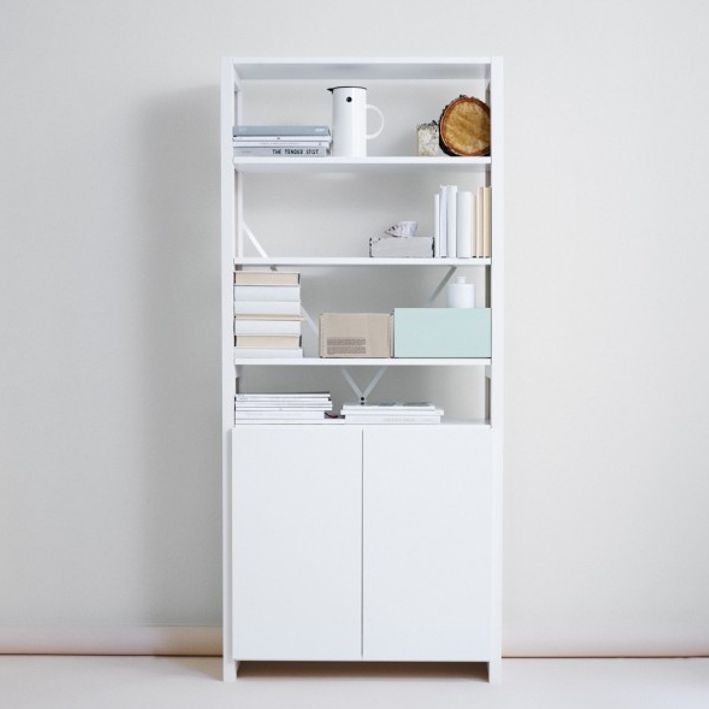 Lundia CLASSIC -hylly valkoisilla ovilla