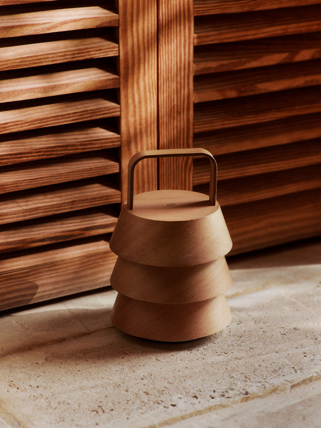 Ferm Living LUVER -ladattava valaisin
