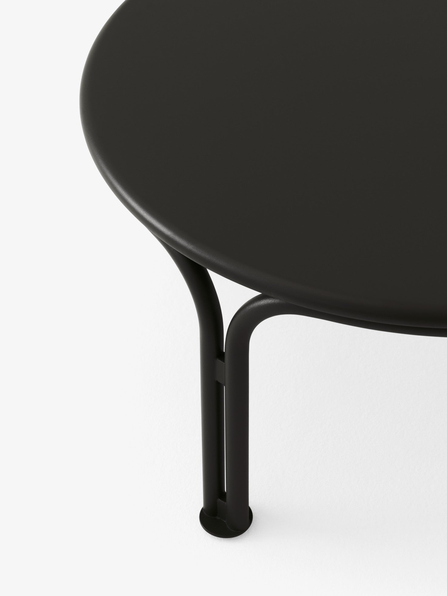 &tradition THORVALD OUTDOOR COFFEE TABLE SC108 ja SC109 -pöydät