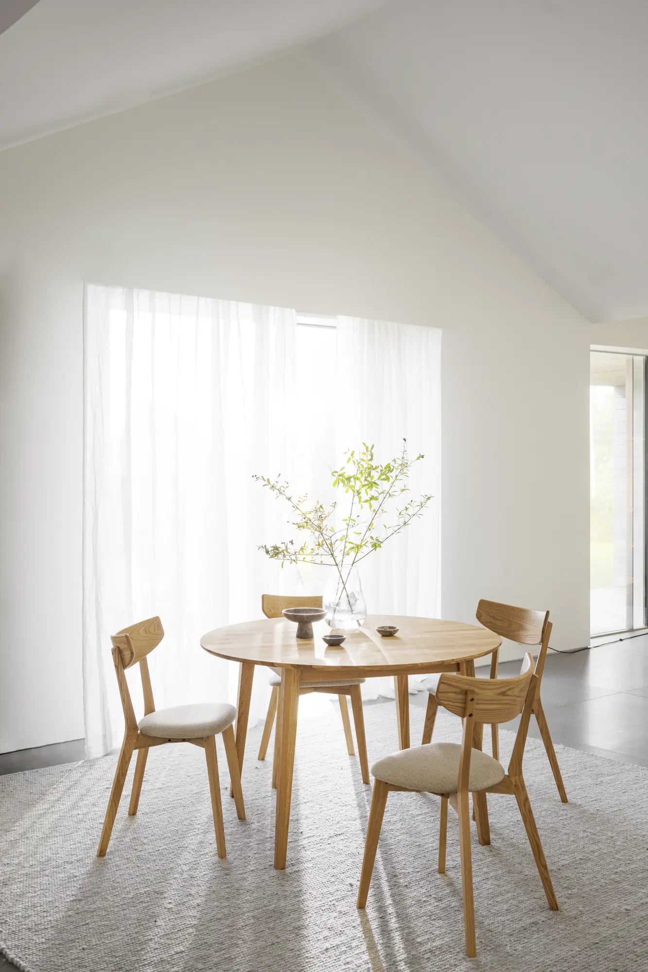 Rowico FILIPPA -pöytä