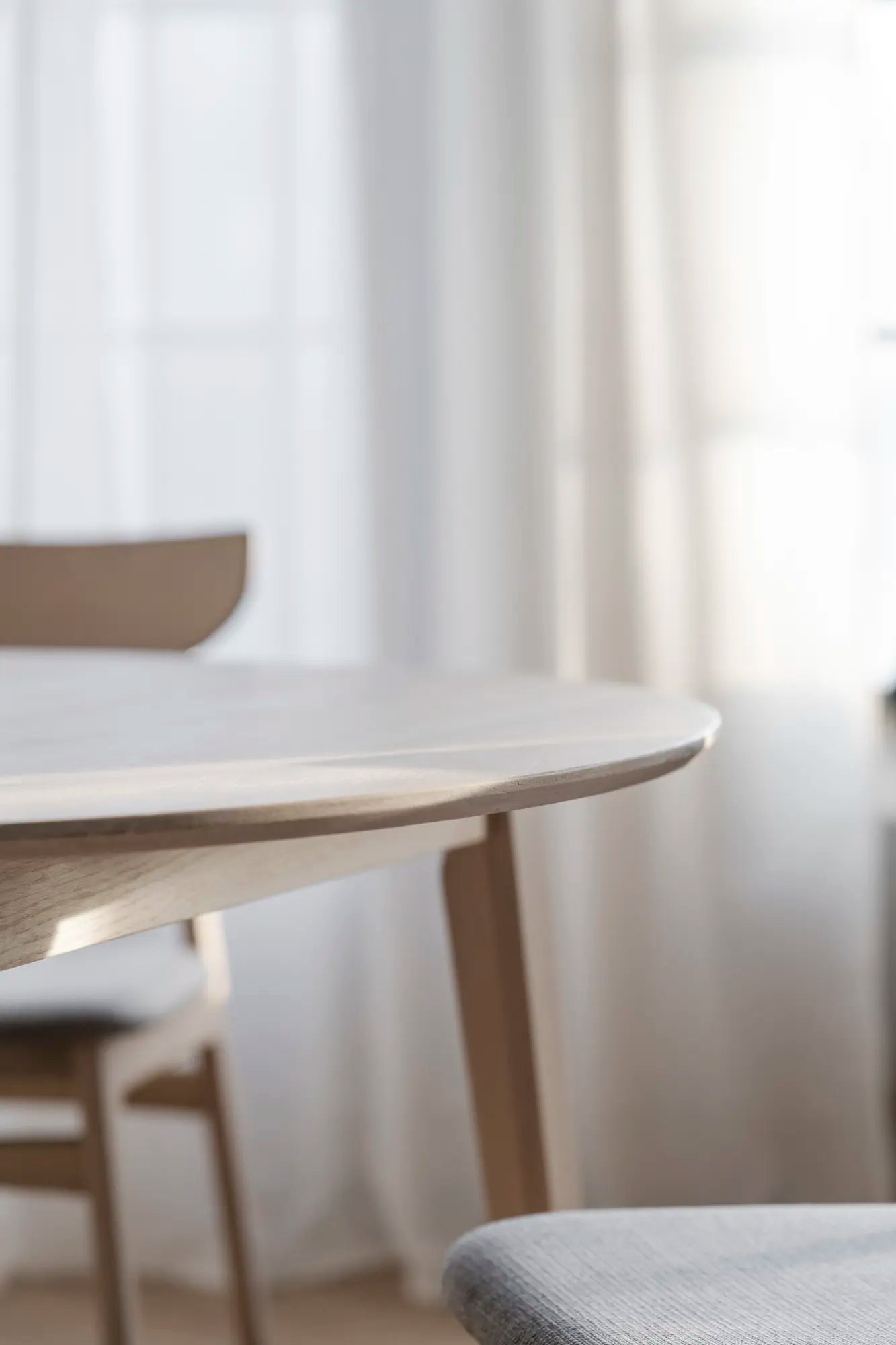 Rowico FILIPPA -pöytä