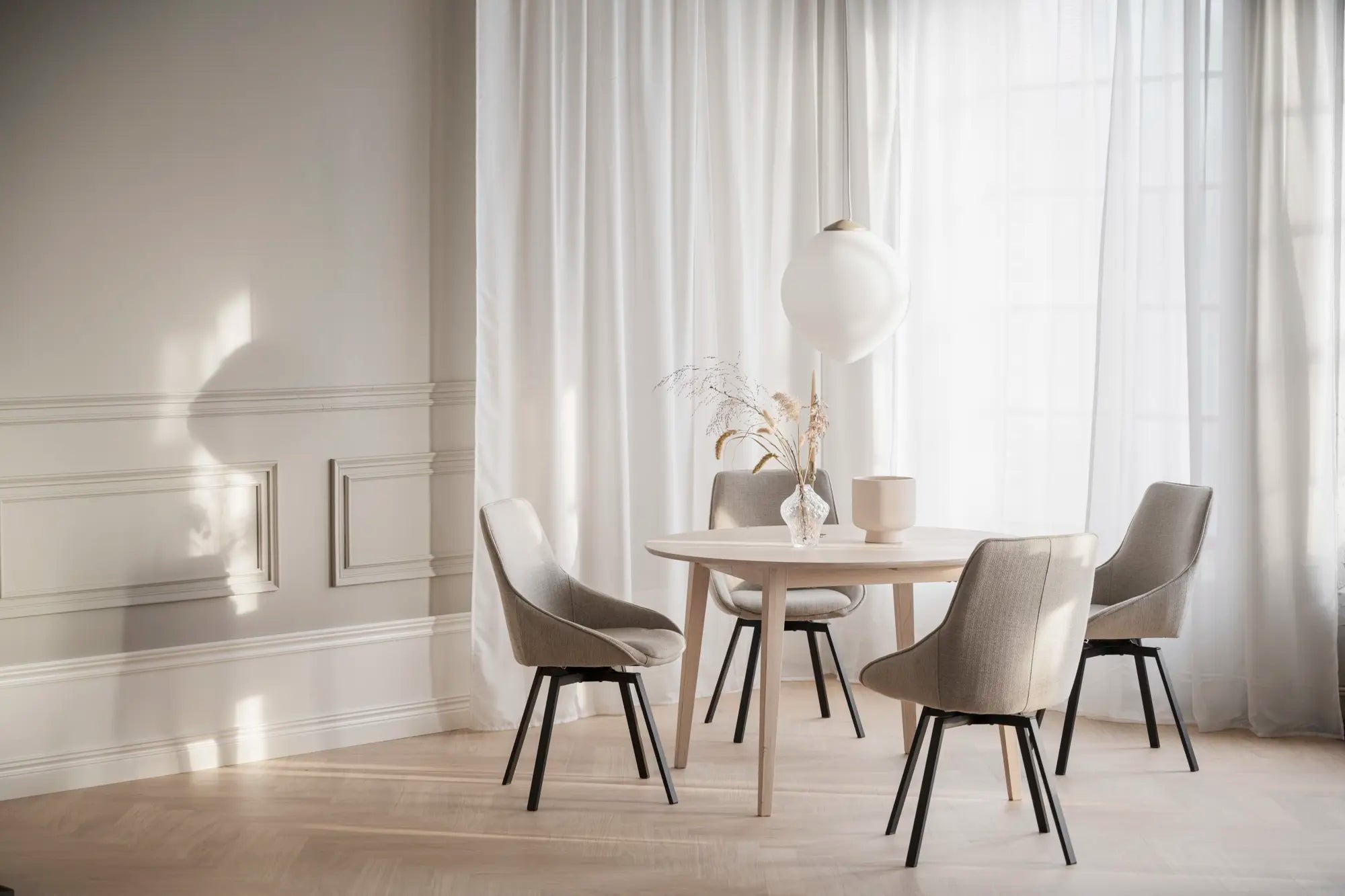 Rowico FILIPPA -pöytä