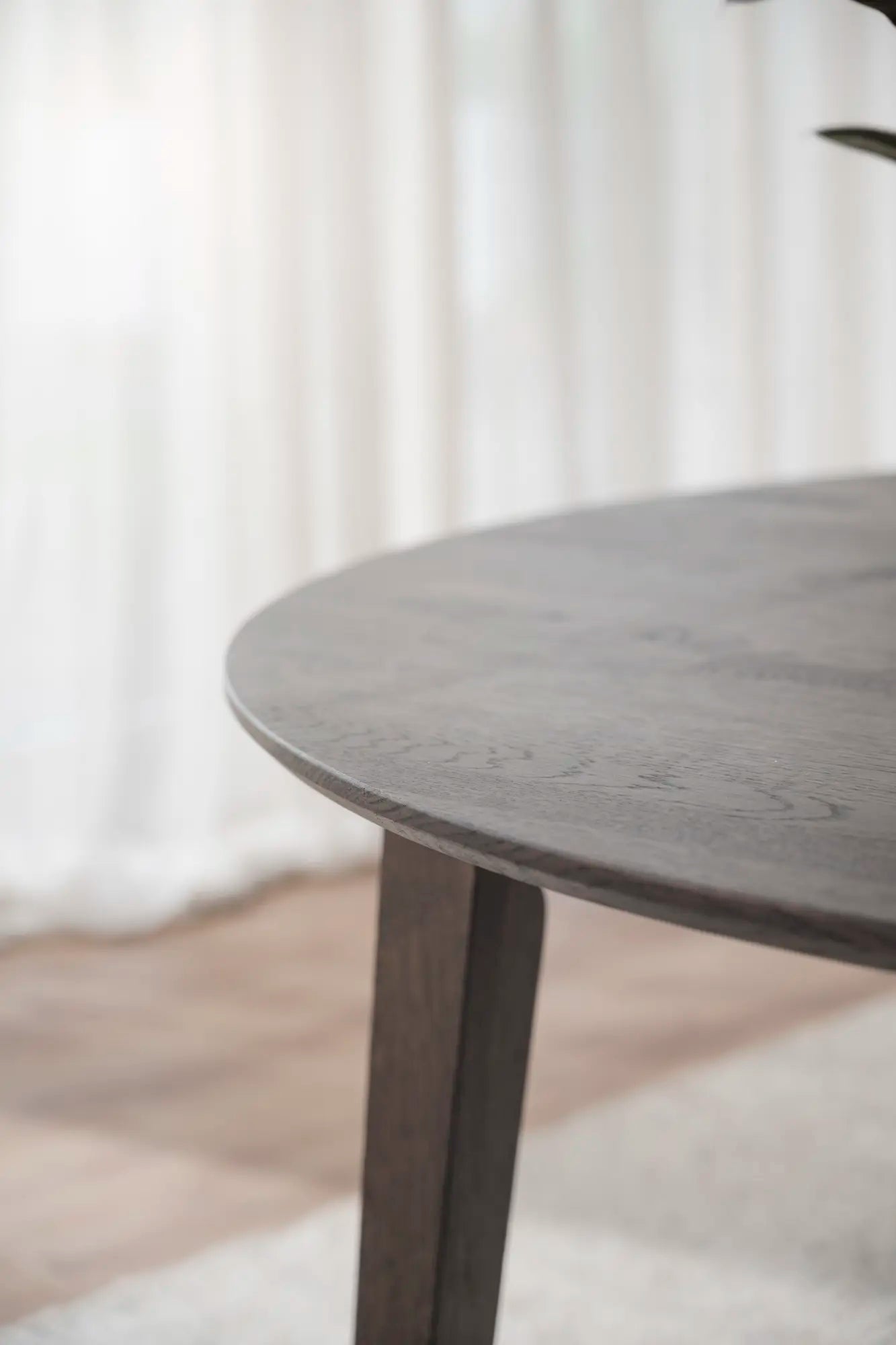 Rowico FILIPPA -pöytä