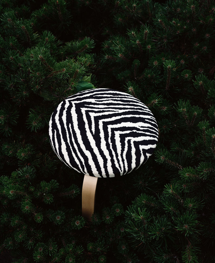 Artek 60 -jakkara, verhoiltu Zebra