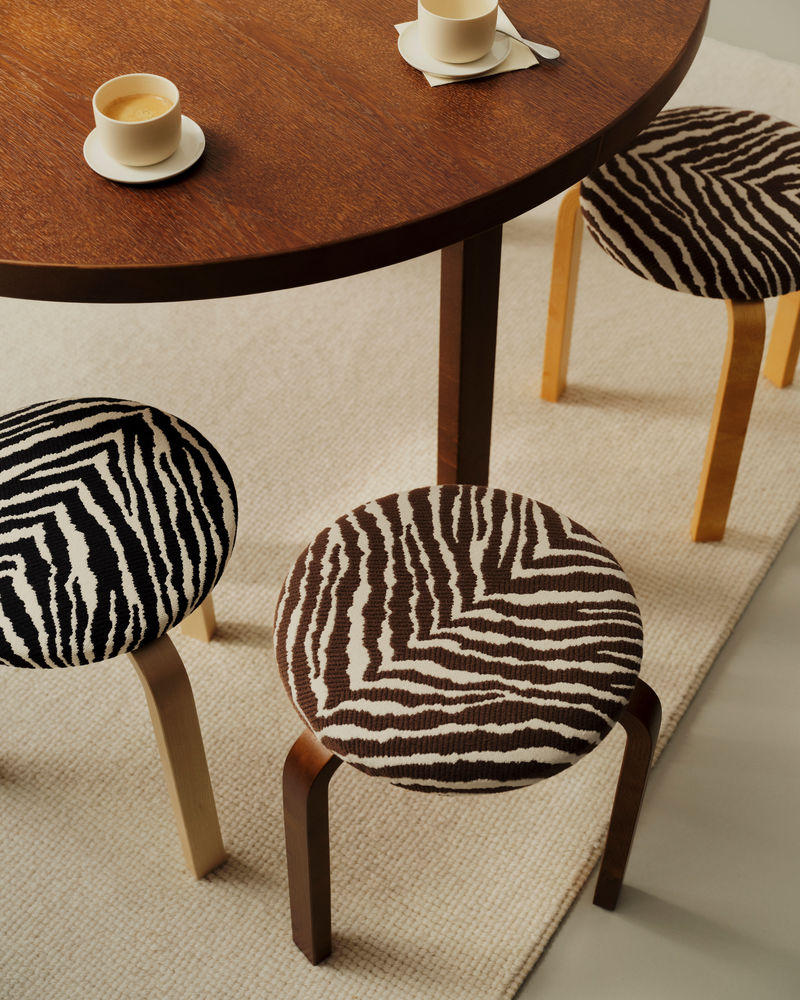 Artek 60 -jakkara, verhoiltu Zebra ruskea-valkoinen