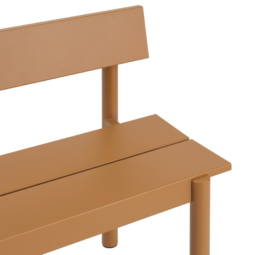 Muuto LINEAR STEEL -penkki selkänojalla