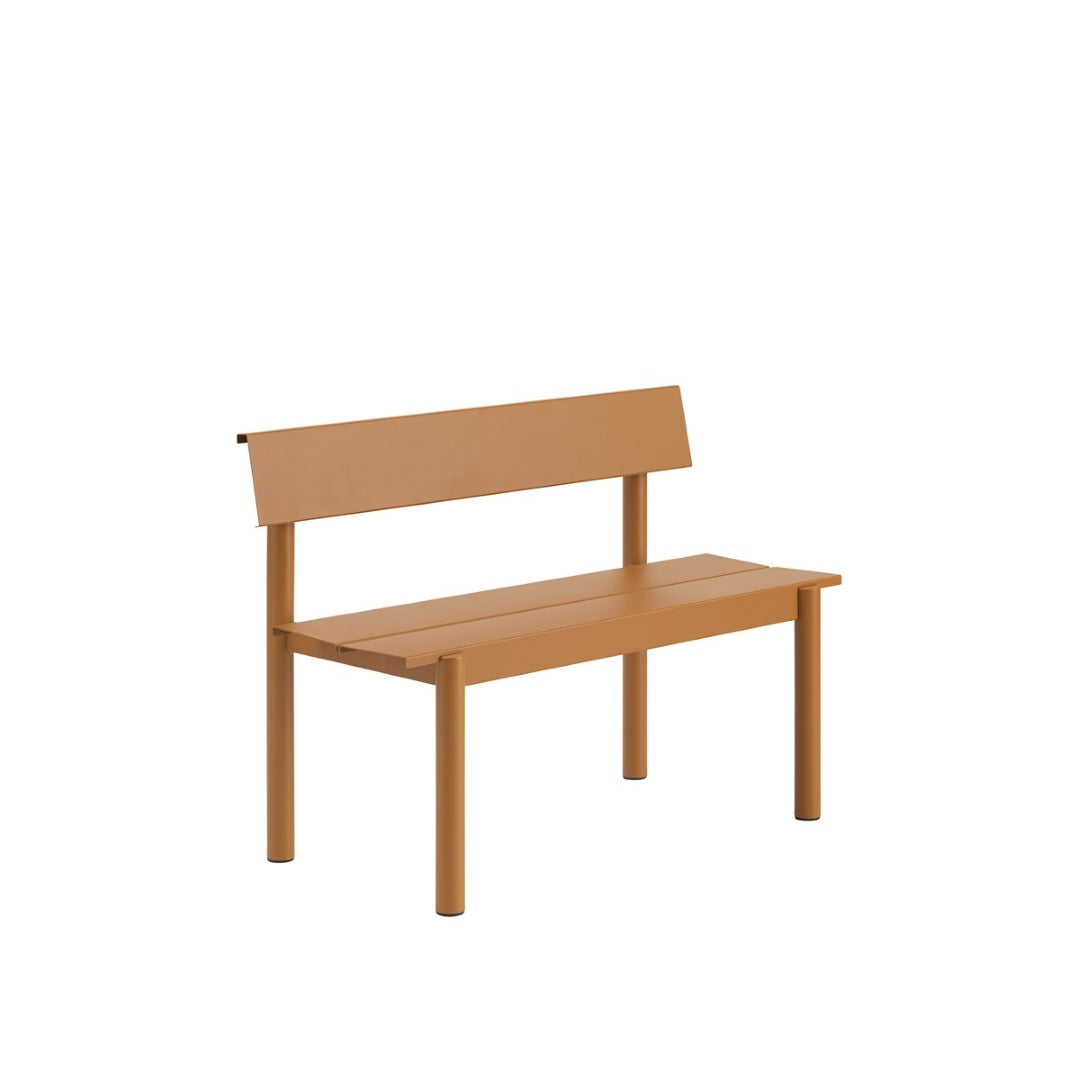 Muuto LINEAR STEEL -penkki selkänojalla