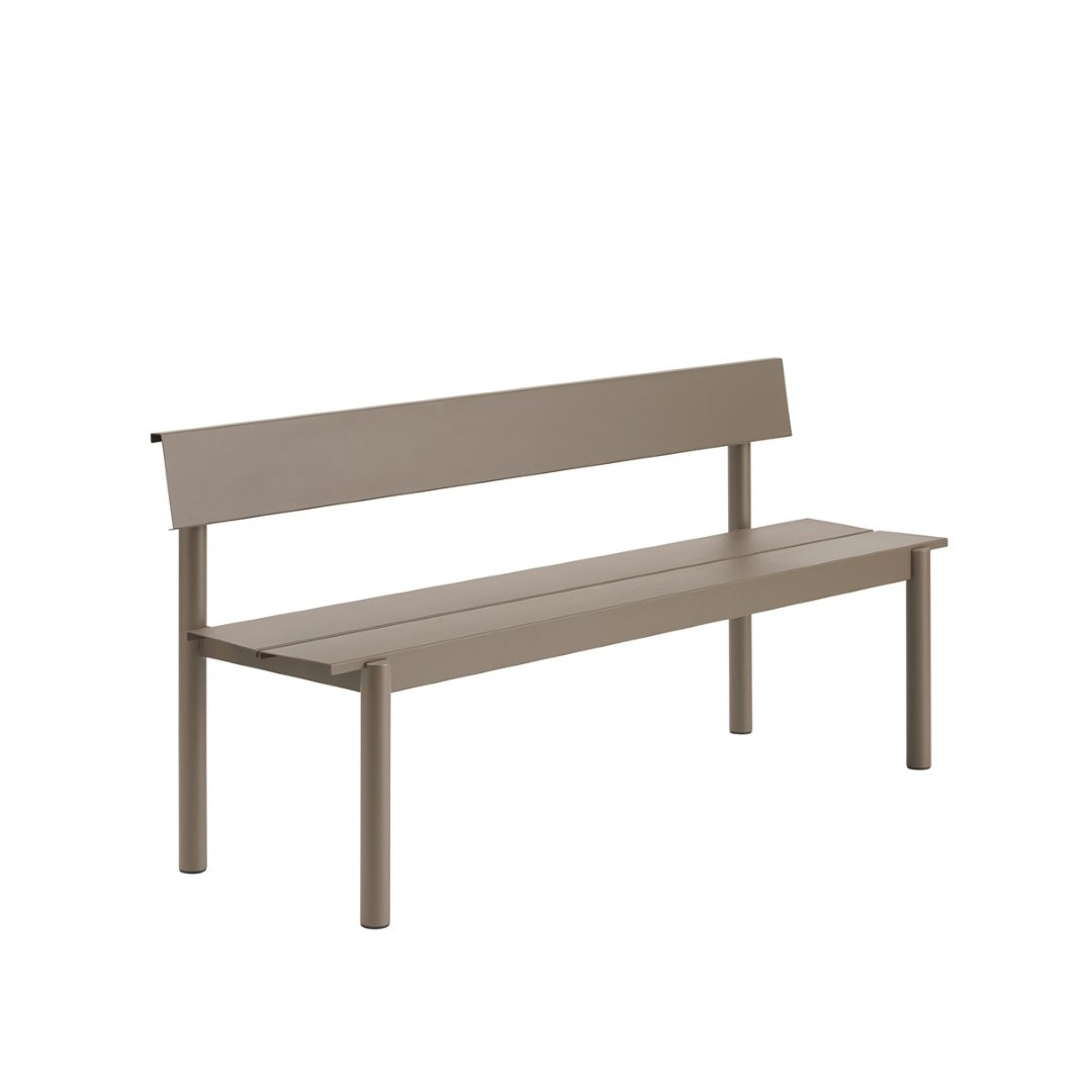 Muuto LINEAR STEEL -penkki selkänojalla