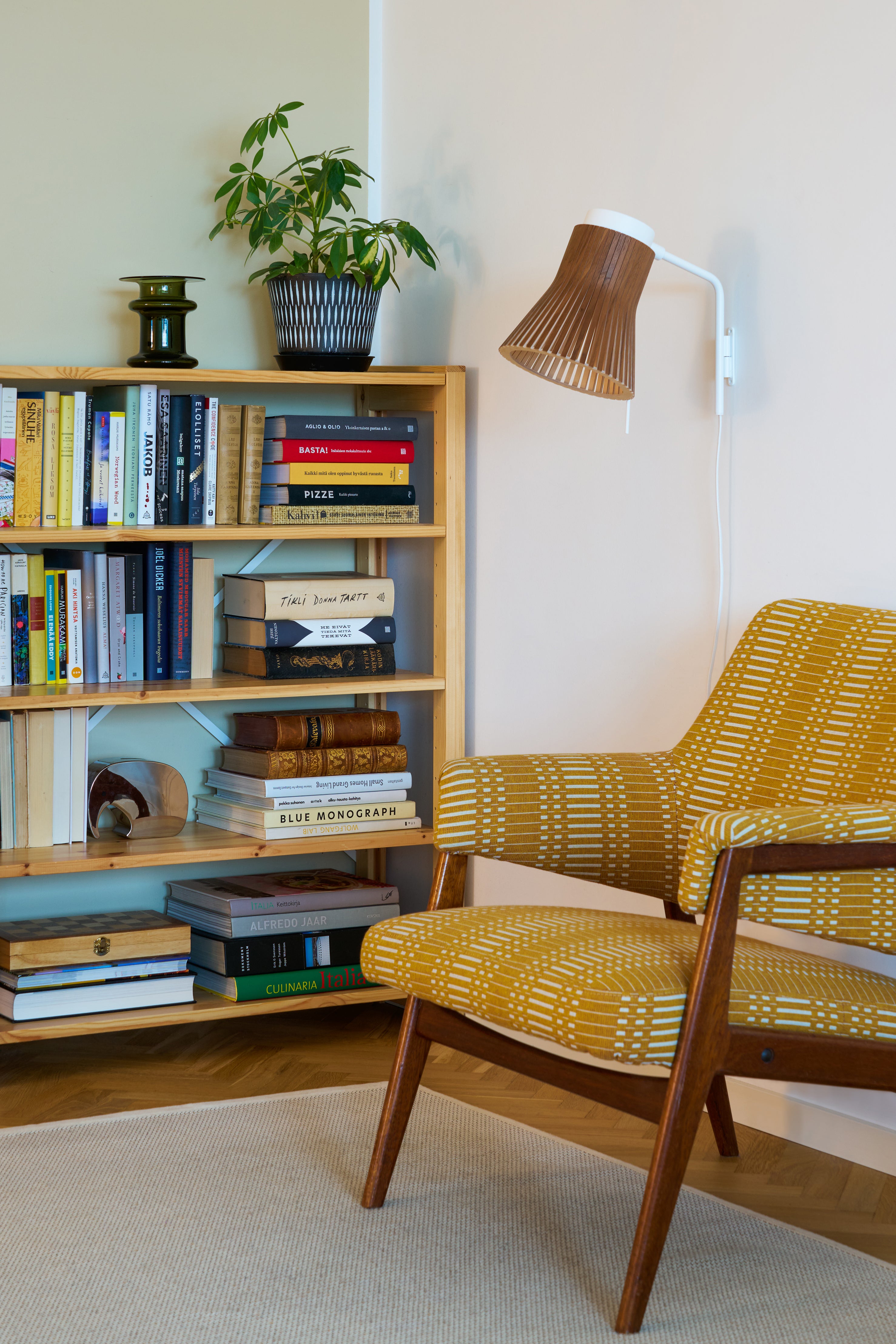 Secto PETITE 4630 -seinävalaisin