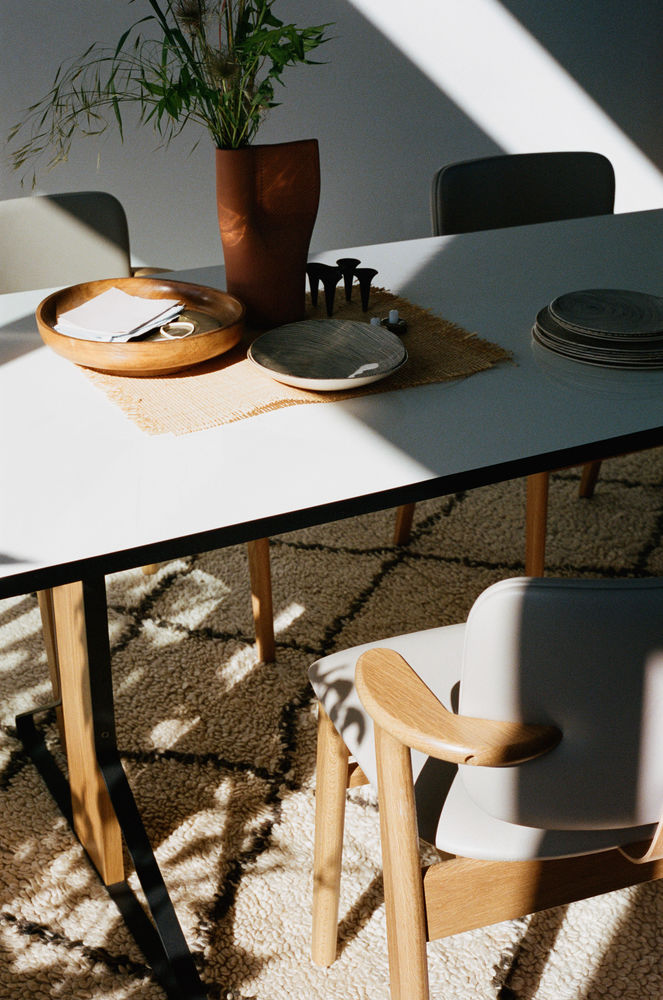Artek KAARI REB 002 -pöytä, suorakaide 240 cm, kiiltävämusta/tammi, myymälämalli