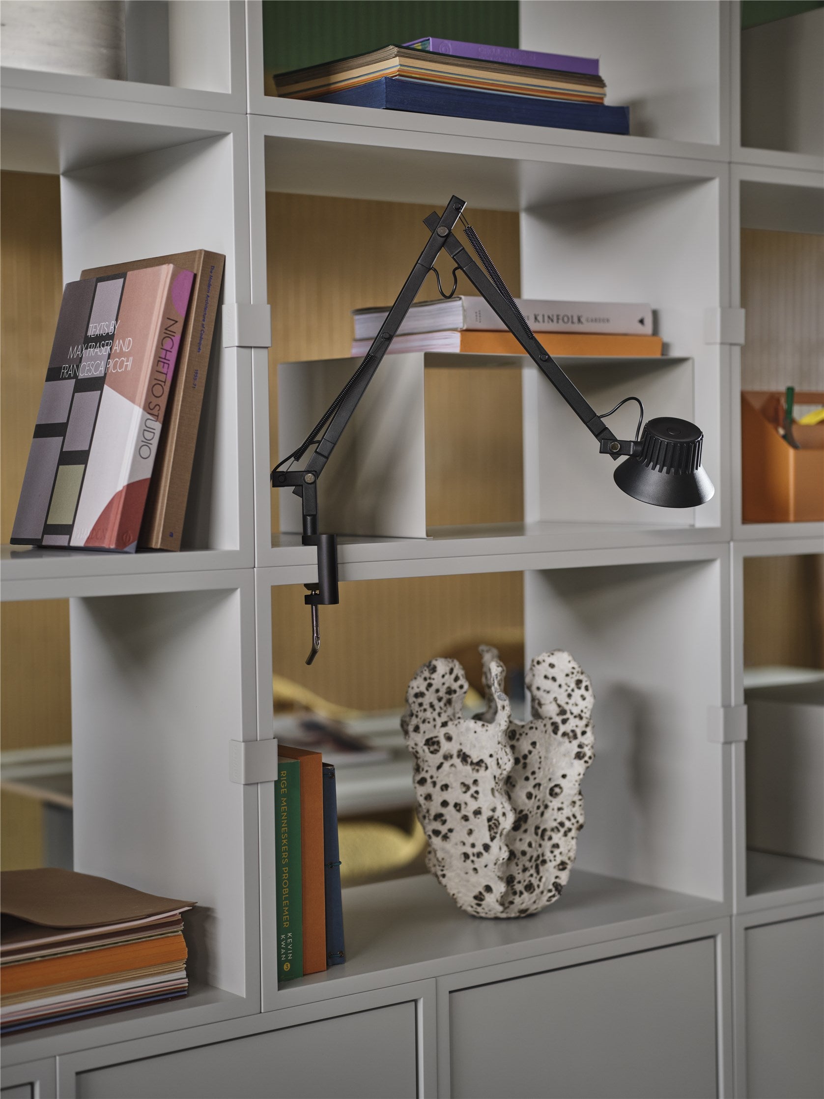 Muuto STACKED STORAGE SYSTEM -kirjahylly, kokoonpano 1
