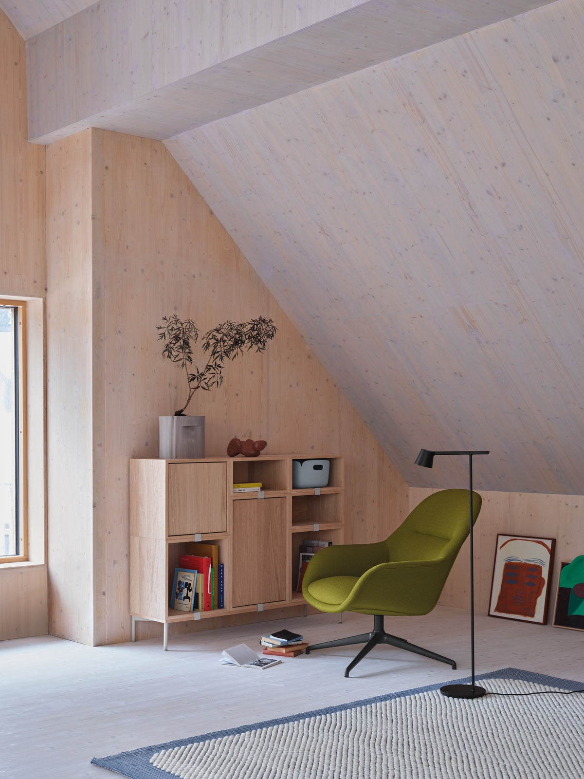 Muuto TIP -lattiavalaisin
