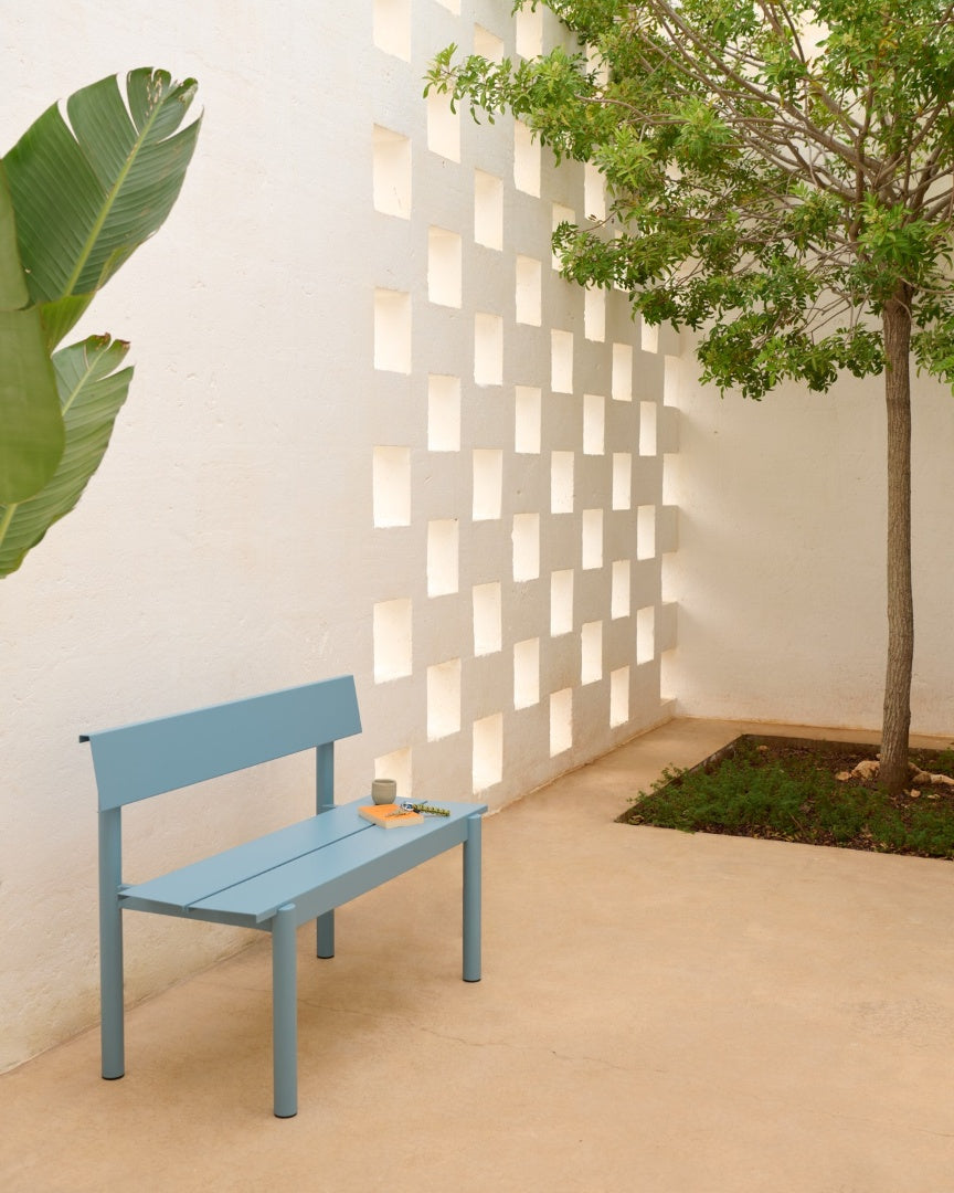 Muuto LINEAR STEEL -penkki selkänojalla