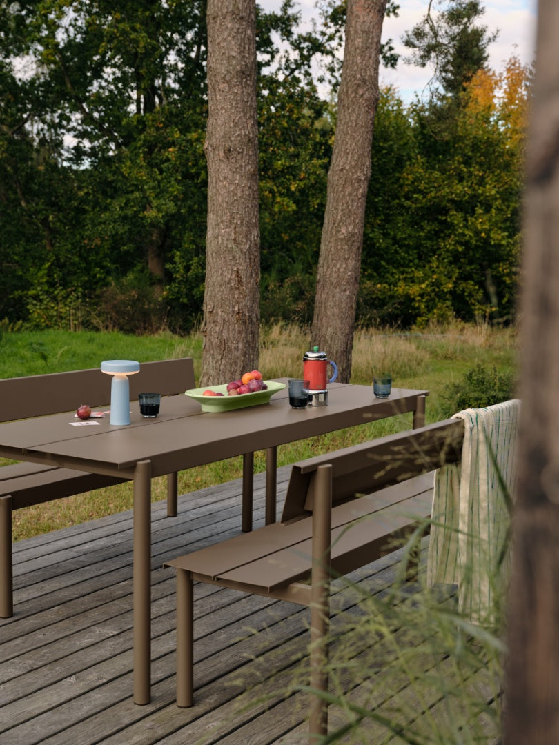 Muuto LINEAR STEEL -penkki selkänojalla