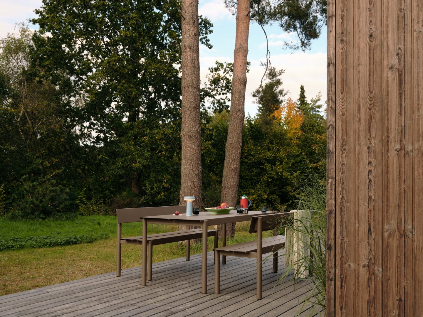 Muuto LINEAR STEEL -penkki selkänojalla