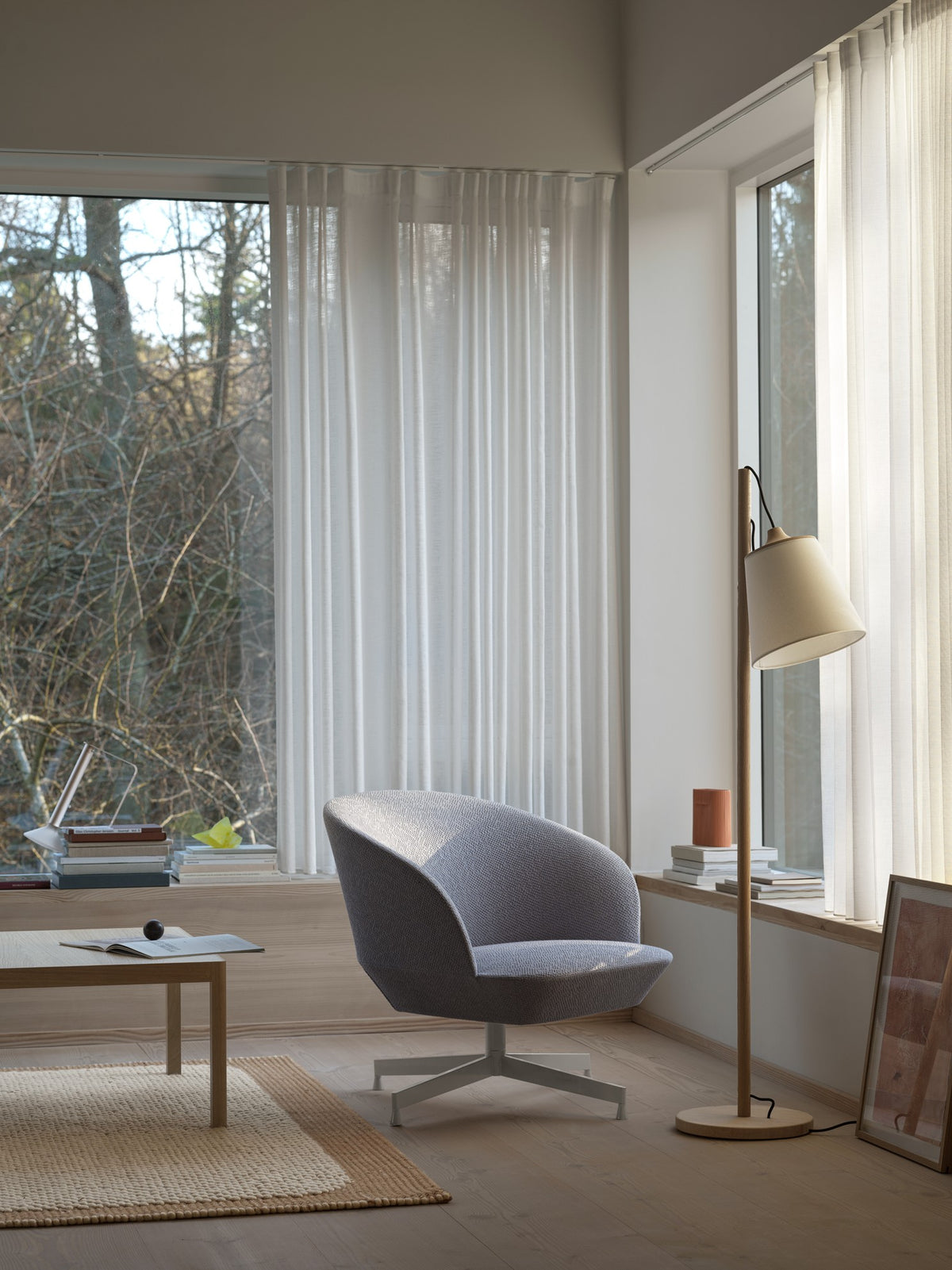 Muuto PULL -lattiavalaisin