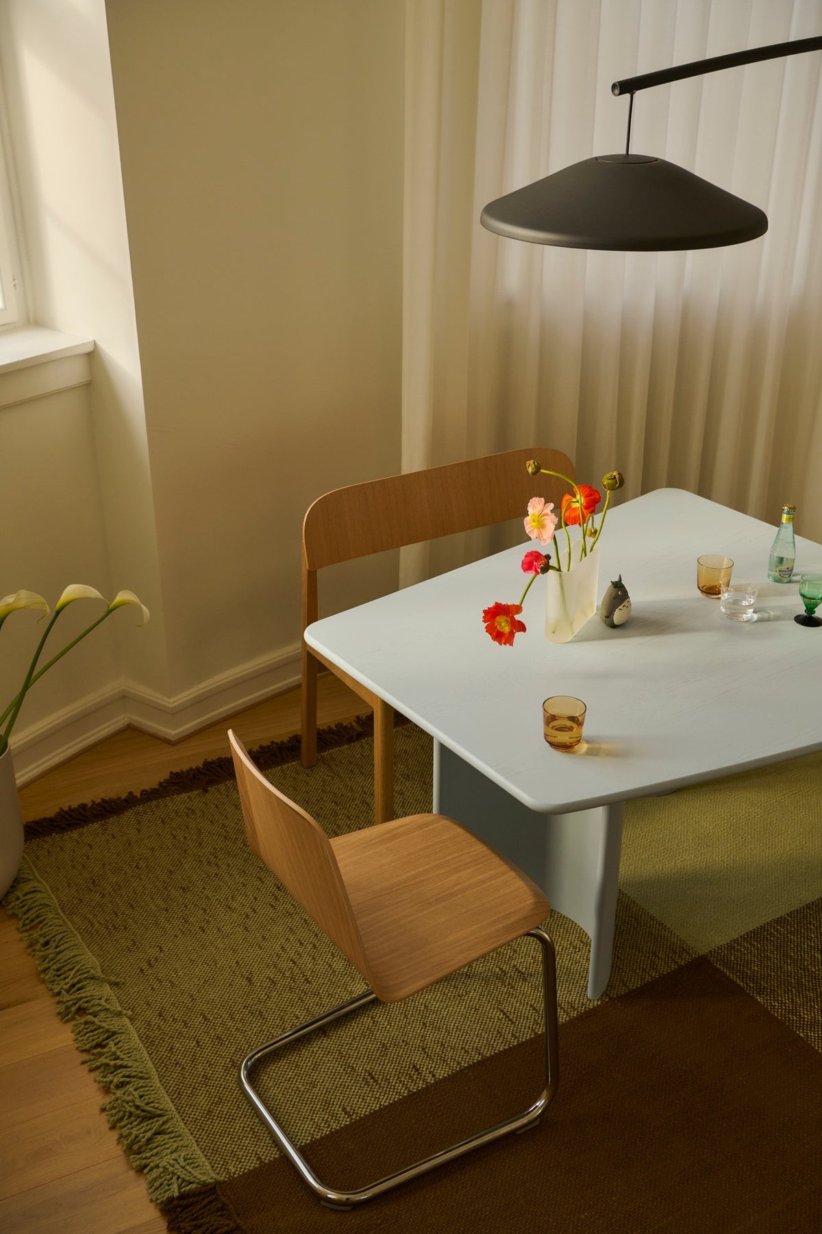 Muuto CONTRA -lattiavalaisin
