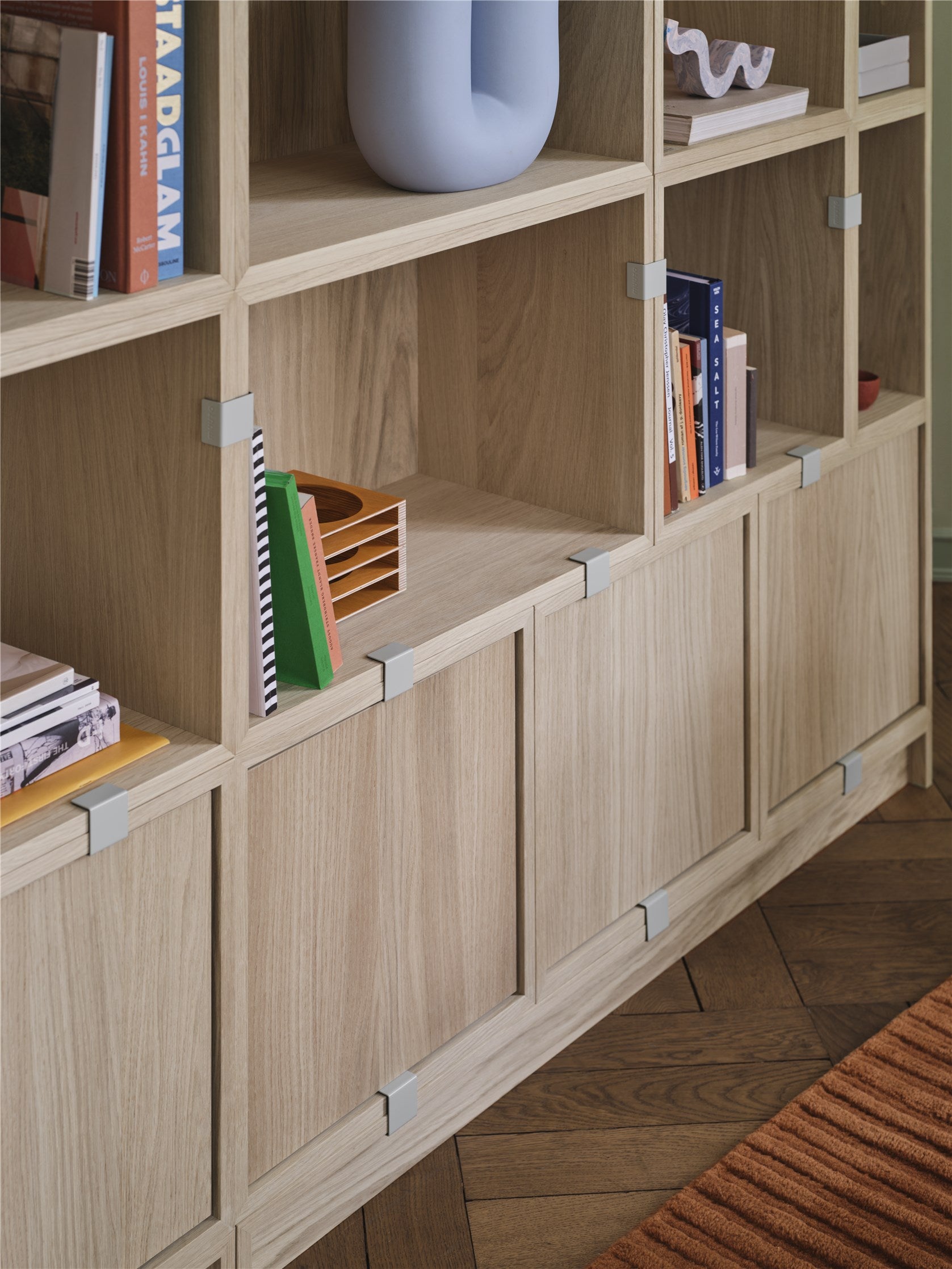 Muuto STACKED STORAGE SYSTEM -kirjahylly, kokoonpano 1