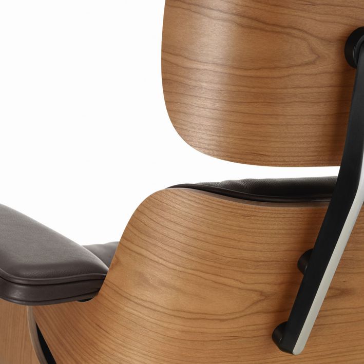 Vitra EAMES LOUNGE -nojatuoli ja OTTOMAN -rahi, american cherry