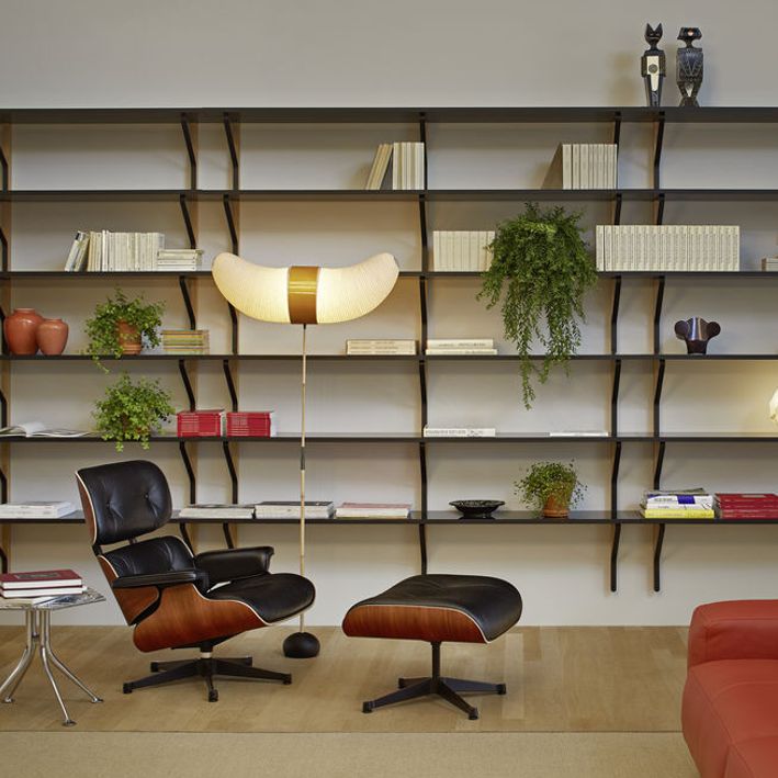 Vitra EAMES LOUNGE -nojatuoli ja OTTOMAN -rahi, american cherry