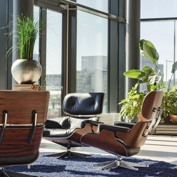 Vitra EAMES LOUNGE -nojatuoli ja OTTOMAN -rahi, palisander