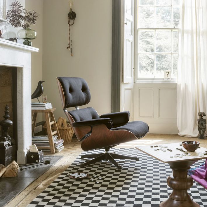Vitra EAMES LOUNGE -nojatuoli ja OTTOMAN -rahi, palisander