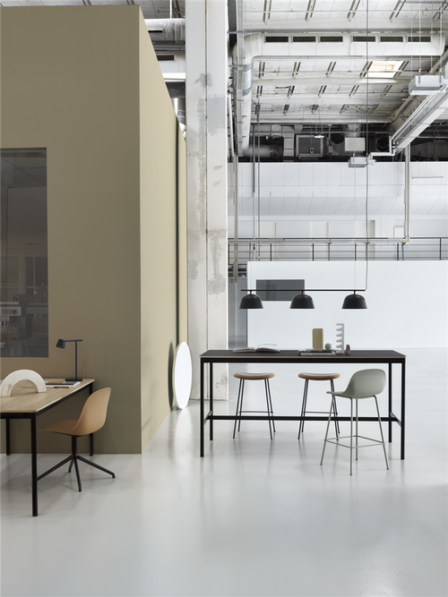 Muuto BASE HIGH -pöytä